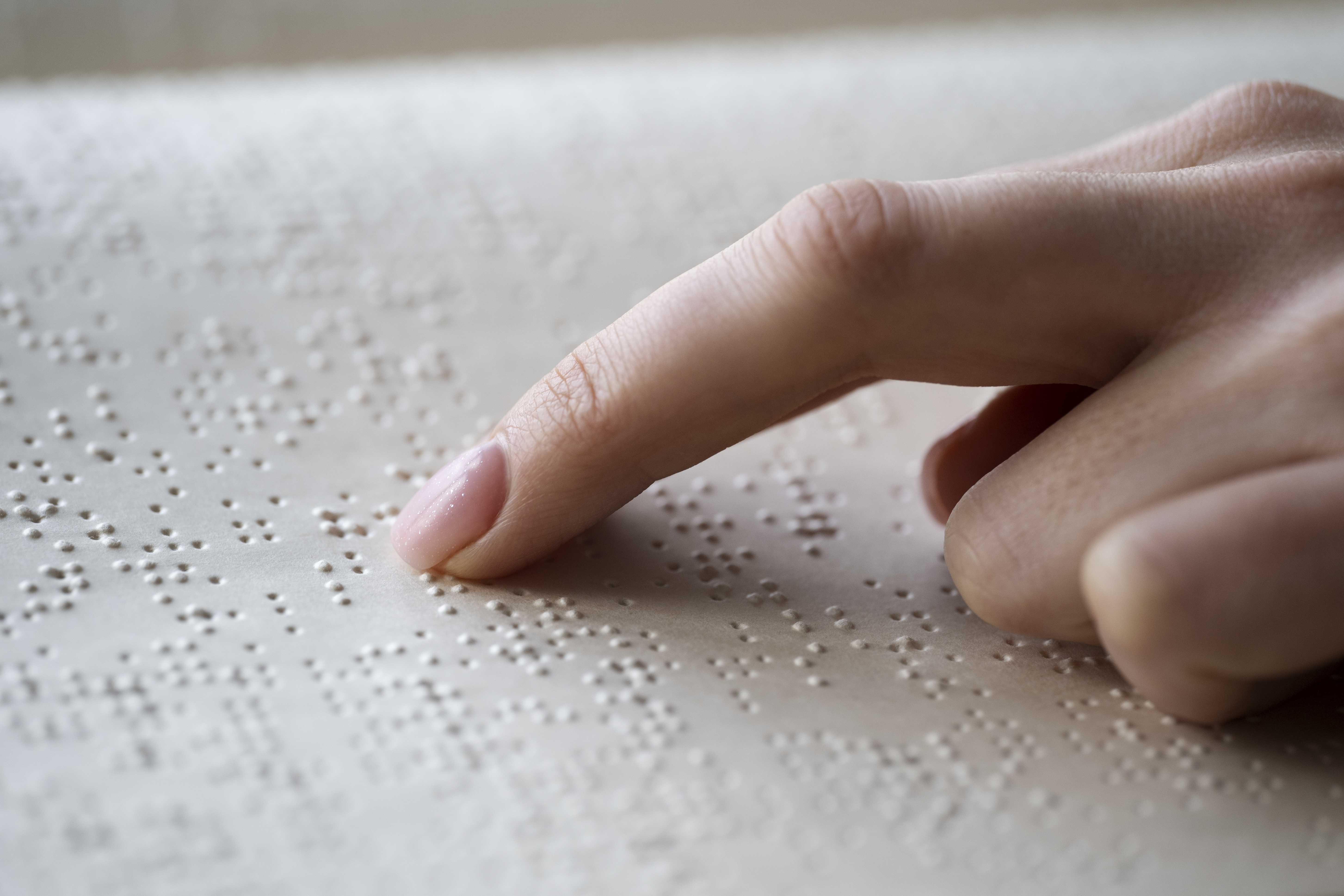 Uma mão realizando leitura pelo método Braille